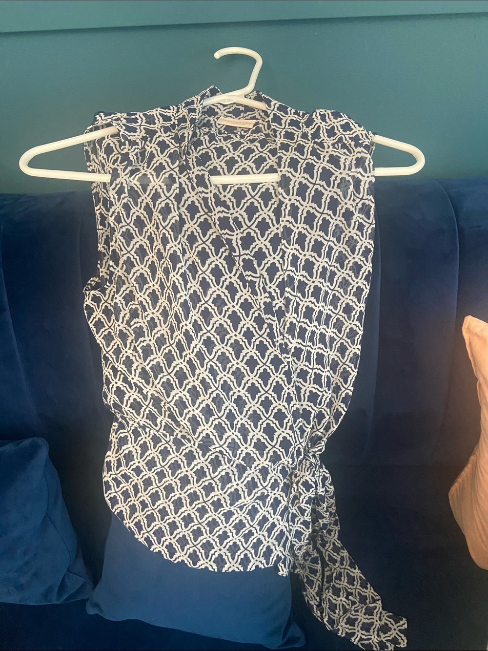 Eva Mendes Sleeveless Navy & White Geometric Wrap Top